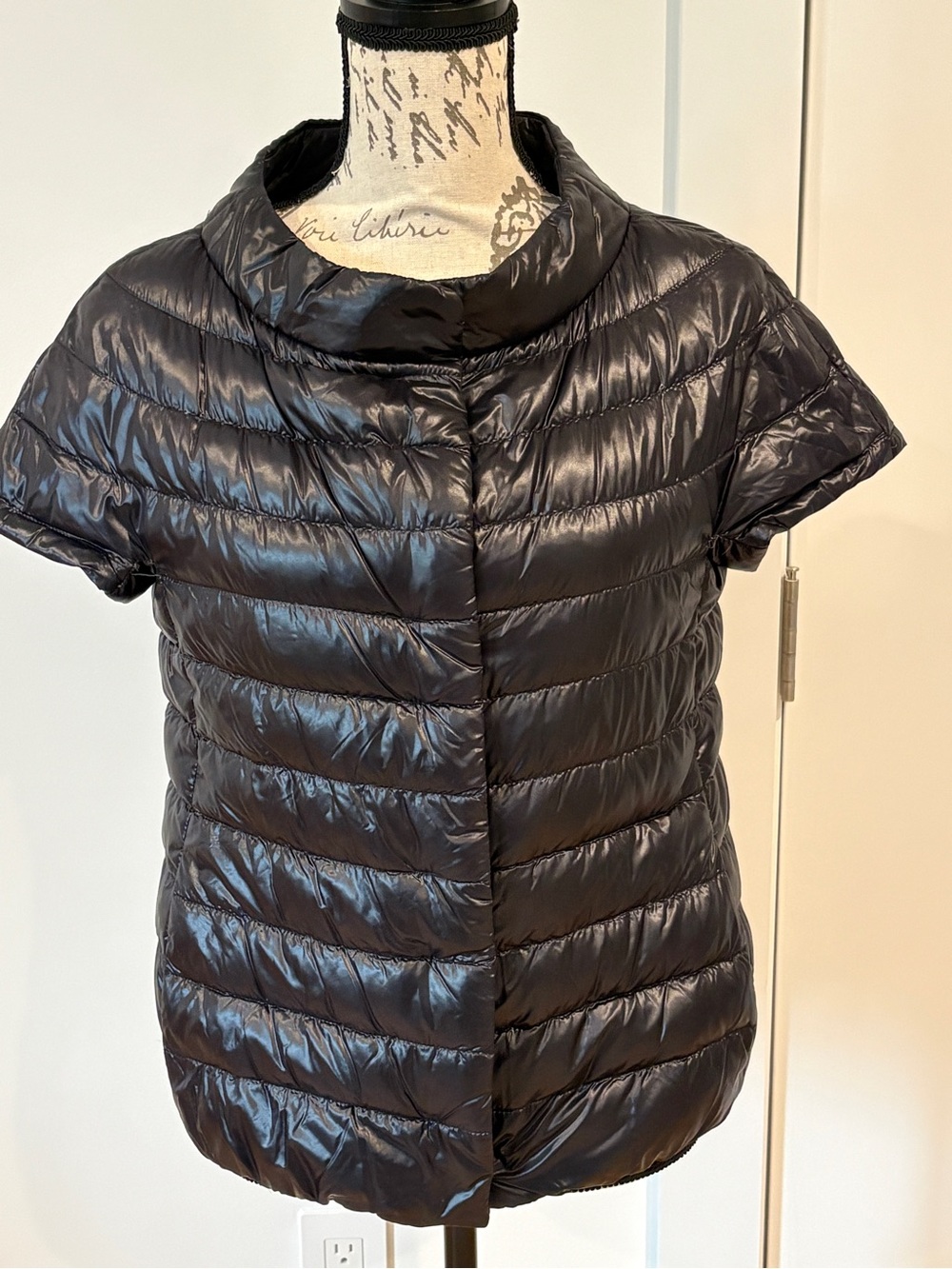 Herno Iconico Emilia Black Cap-Sleeve Goose Down Puffer Jacket, IT 42 / US 6